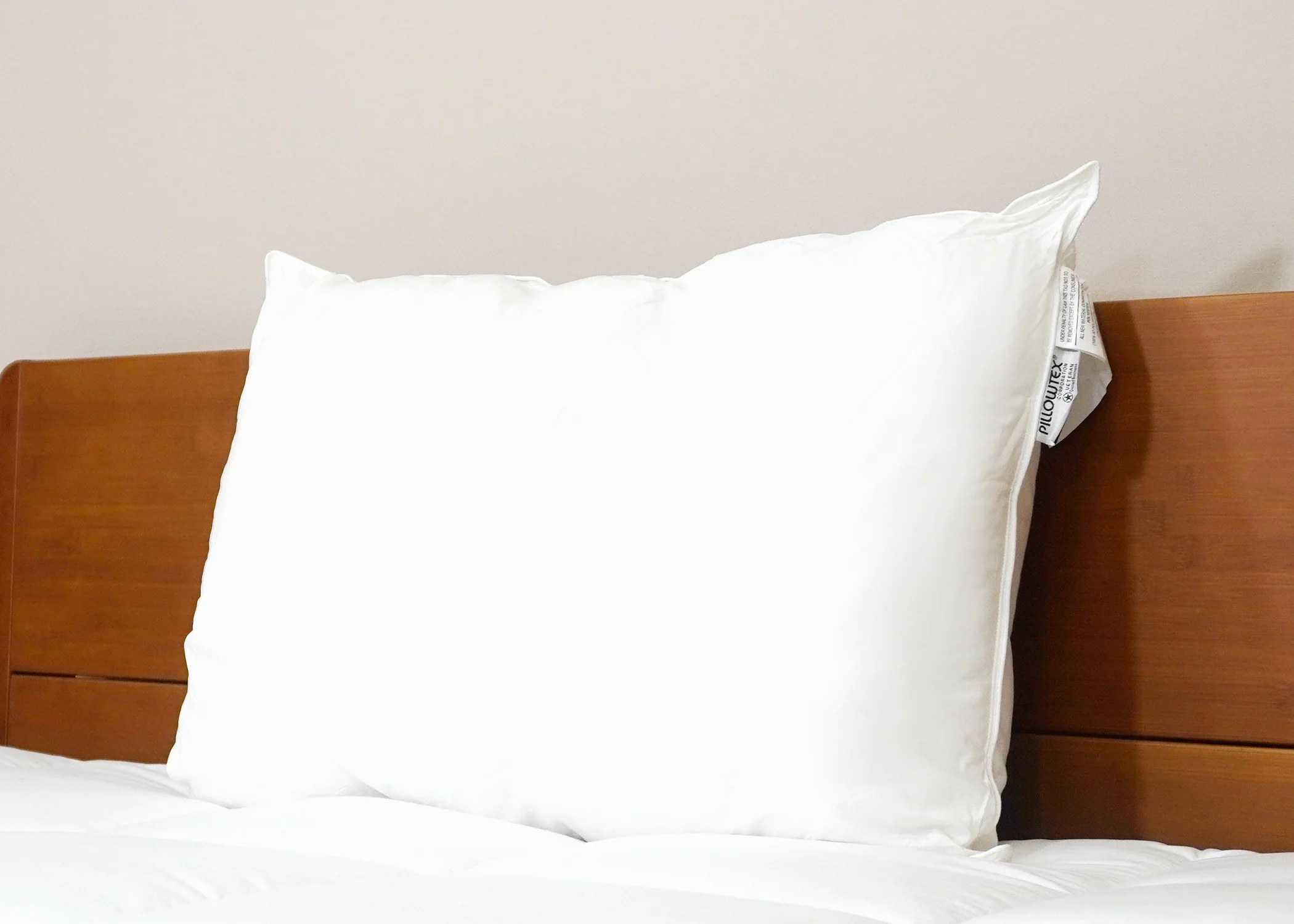 Pillowtex Like Down Pillow - Image 6